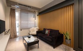 A Place 4U No6 - City Escape With Balcony Lounge & Open Living Space